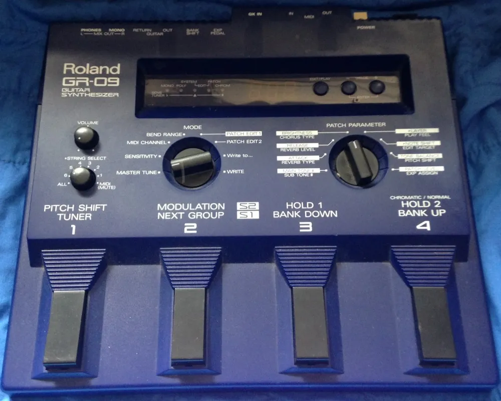 Roland GR-09 Guitar Synthesizer